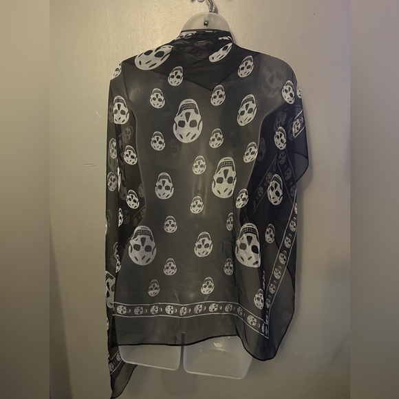 Alexander McQueen Scarf - Classic Silk Skull Scarf in Black - Picture 8 of 10